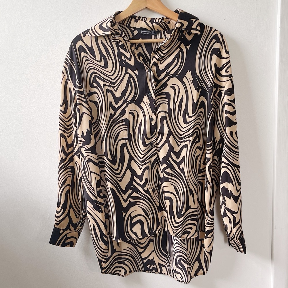 🍃Stradivarius🍃 NWOT Abstract Print Button Down Top